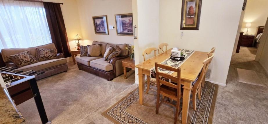 Hot Air Balloon Haven, King Bed, Office, Foosball, Crib Hébergement de vacances